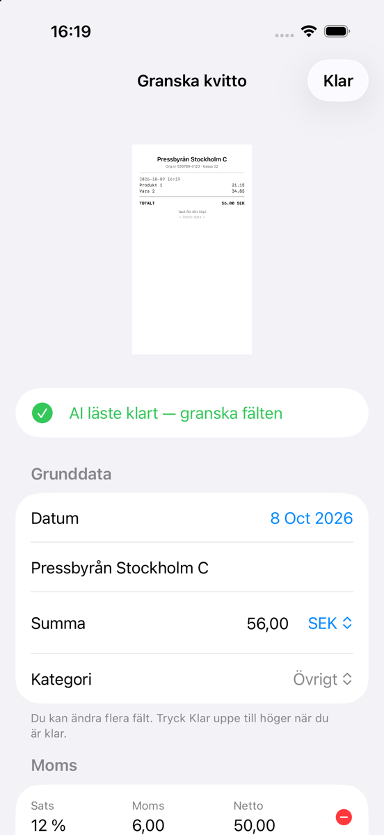 Granska kvitto i appen: datum, butik, summa, kategori och momsrader ifyllda av AI:n